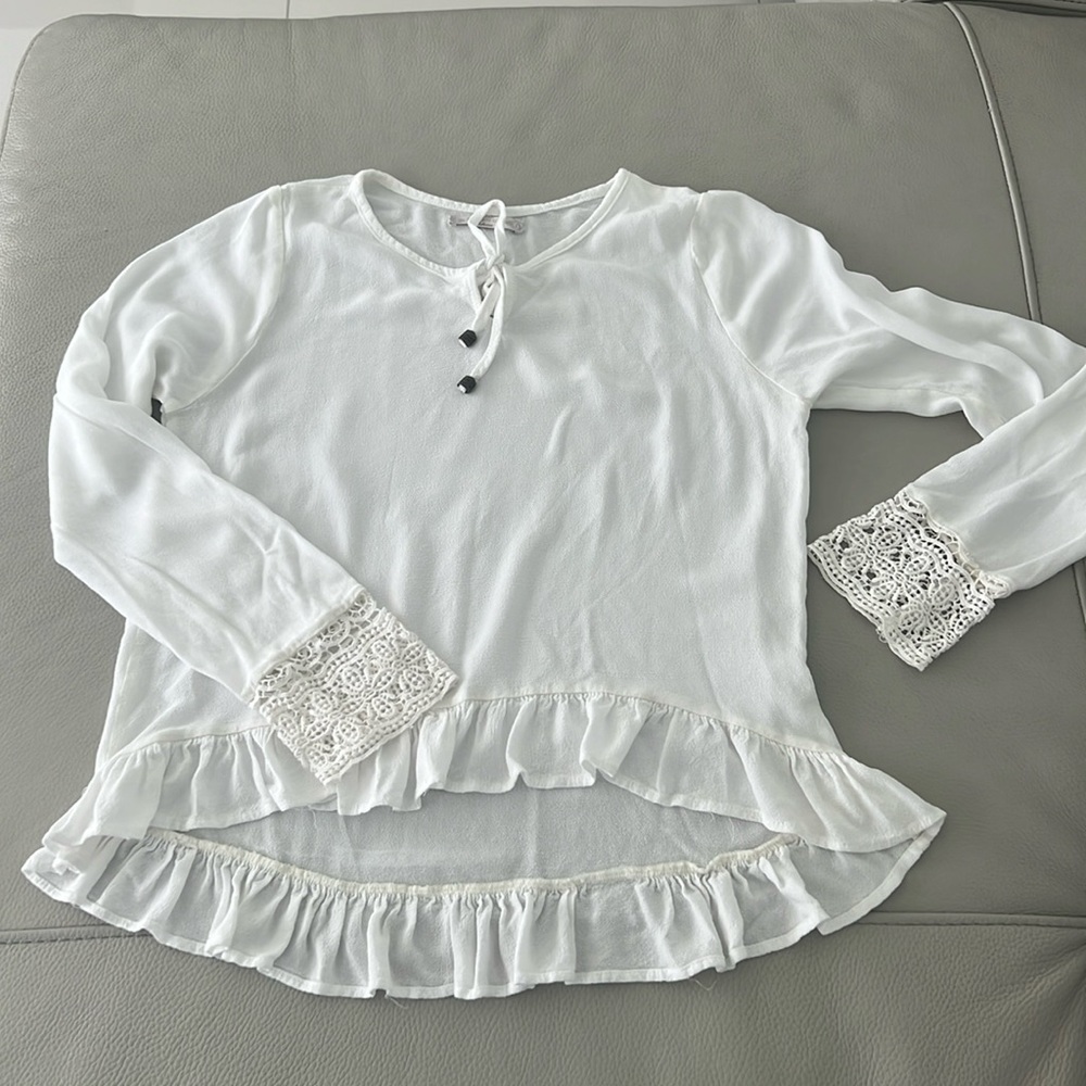 White top with lace on cuffs